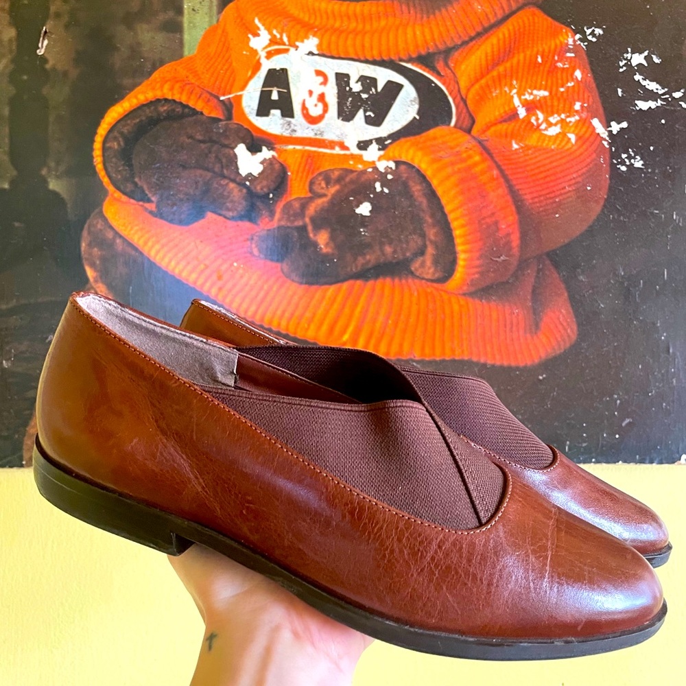 Vintage 90s leather flats by REAL Shoes. Size 6